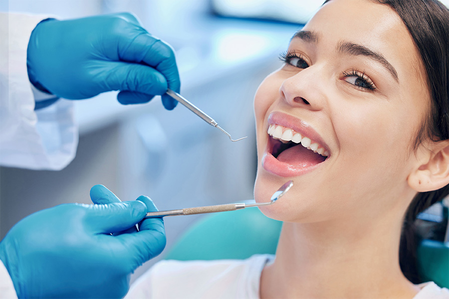 woman visiting the dentist